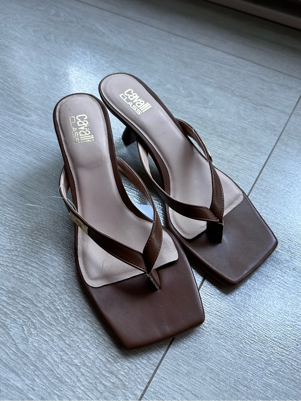 Cavalli class brown leather thong kitten heel sandals